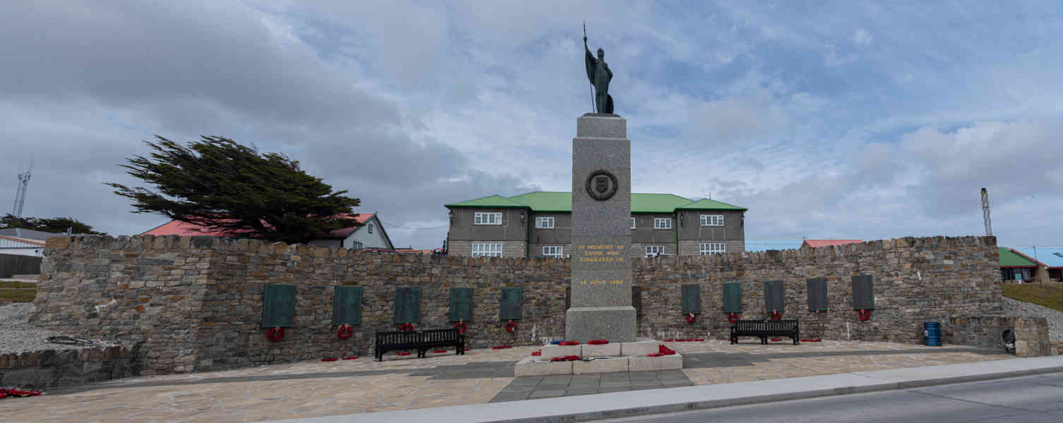 Islas Falkland o Malvinas 011 - Port Stanley - monumento a la Liberación.jpg